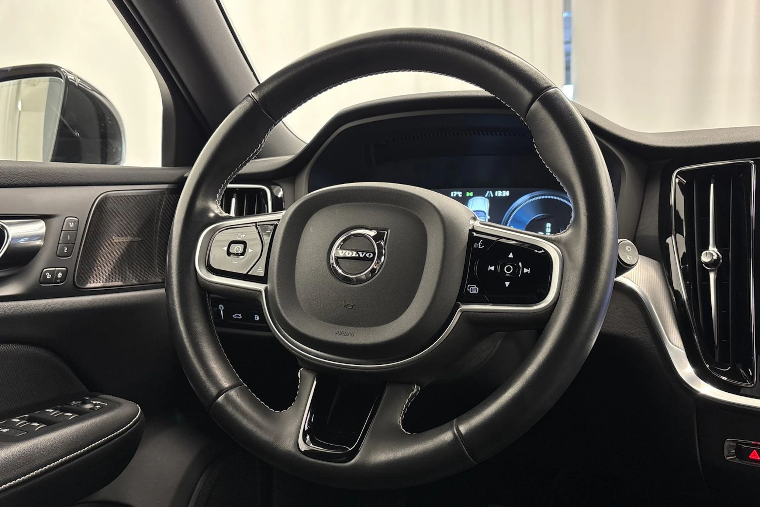 valkoinen Volvo V60 2021 kuva 16.