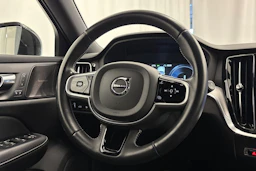 valkoinen Volvo V60 2021 kuva 16.