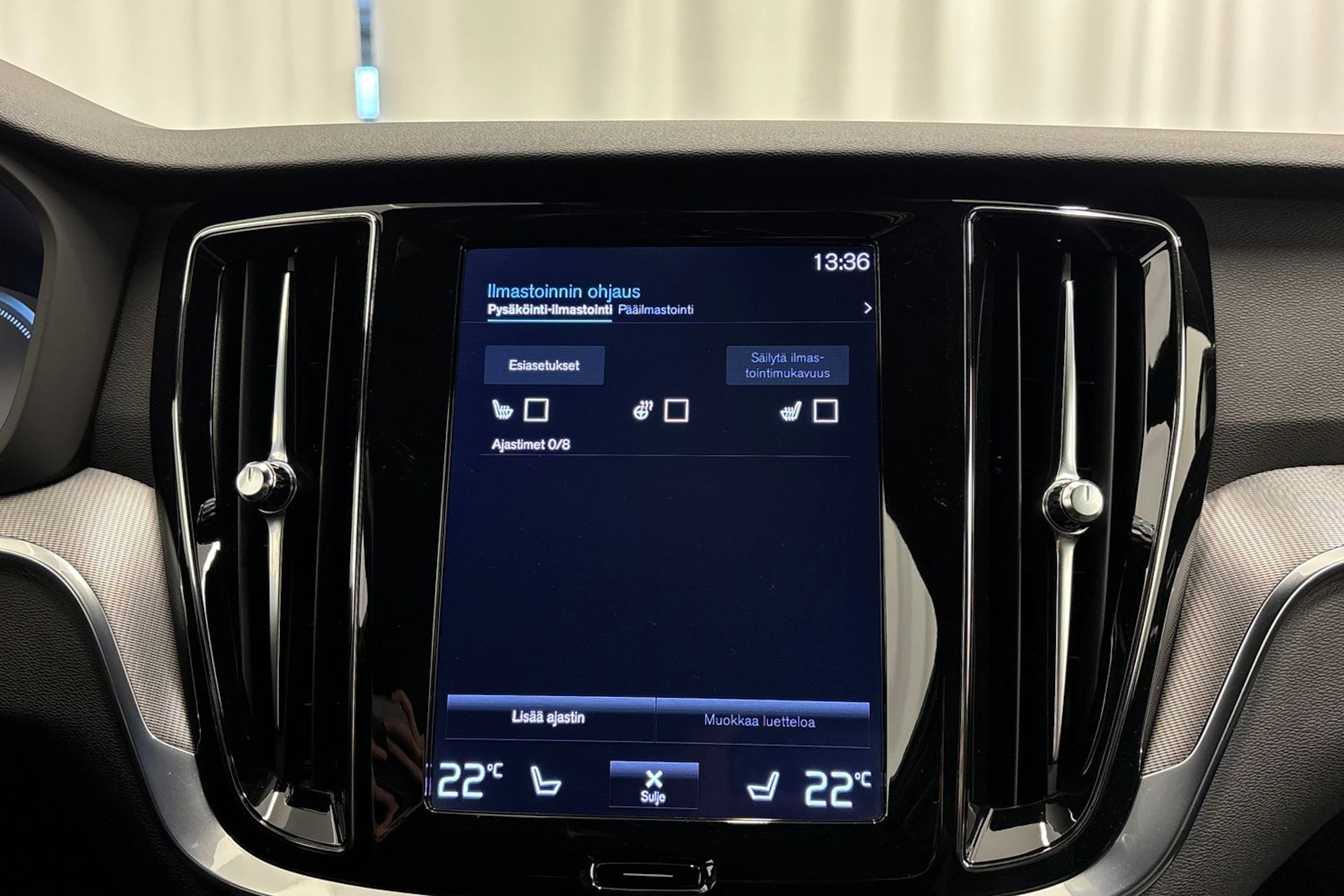valkoinen Volvo V60 2021 kuva 20.