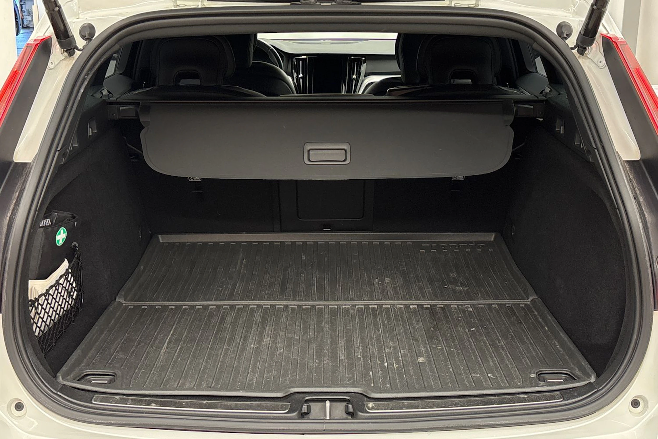 valkoinen Volvo V60 2021 kuva 28.