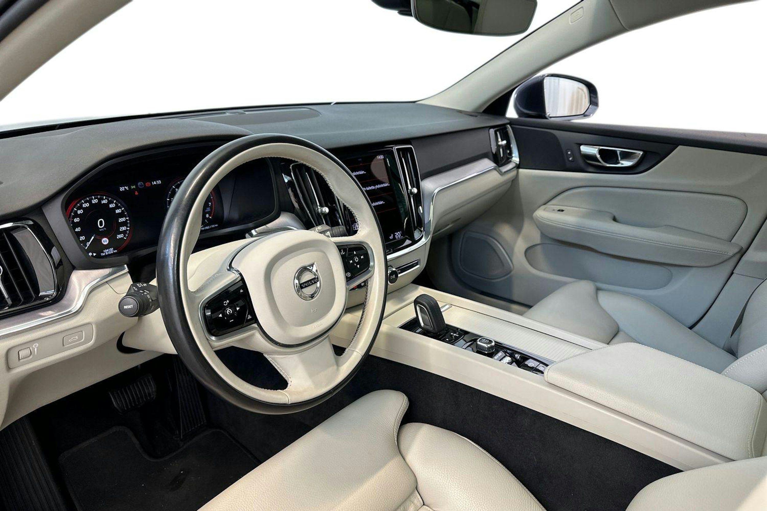 sininen Volvo V60 2021 kuva 7.