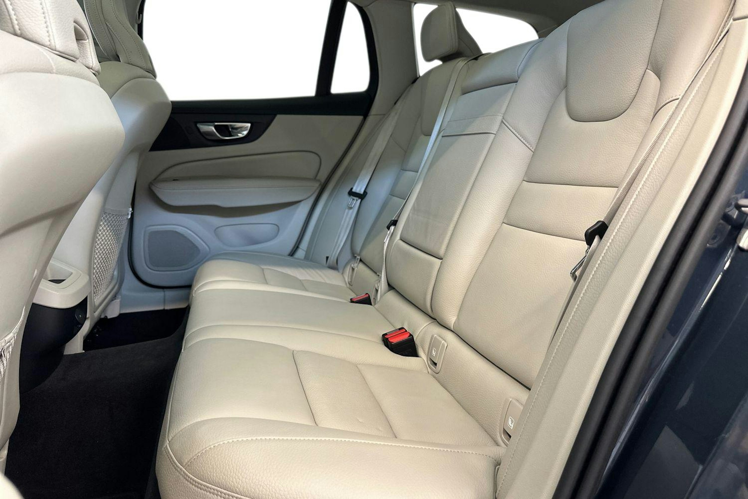 sininen Volvo V60 2021 kuva 10.