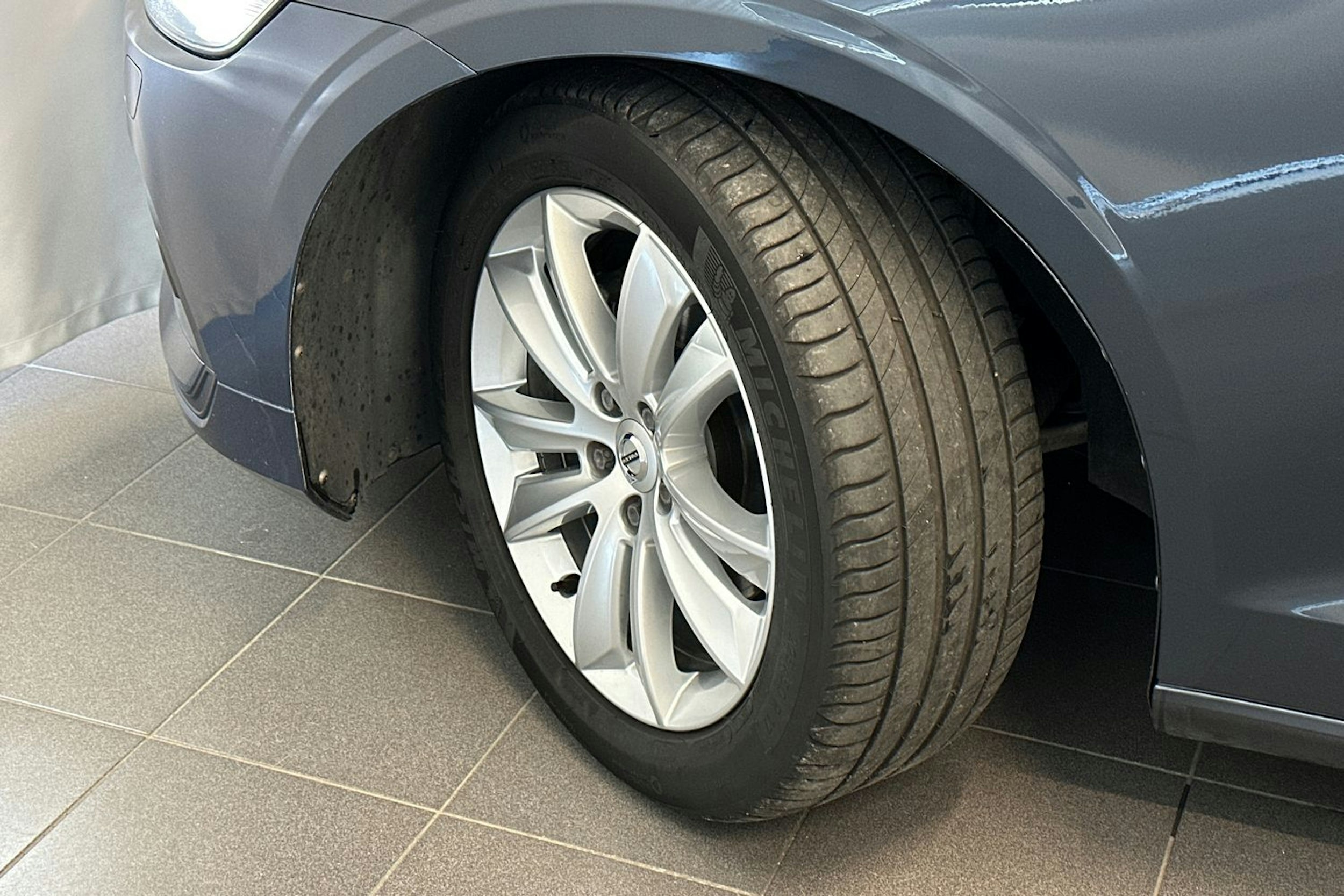 sininen Volvo V60 2021 kuva 13.
