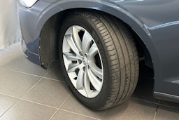 sininen Volvo V60 2021 kuva 13.