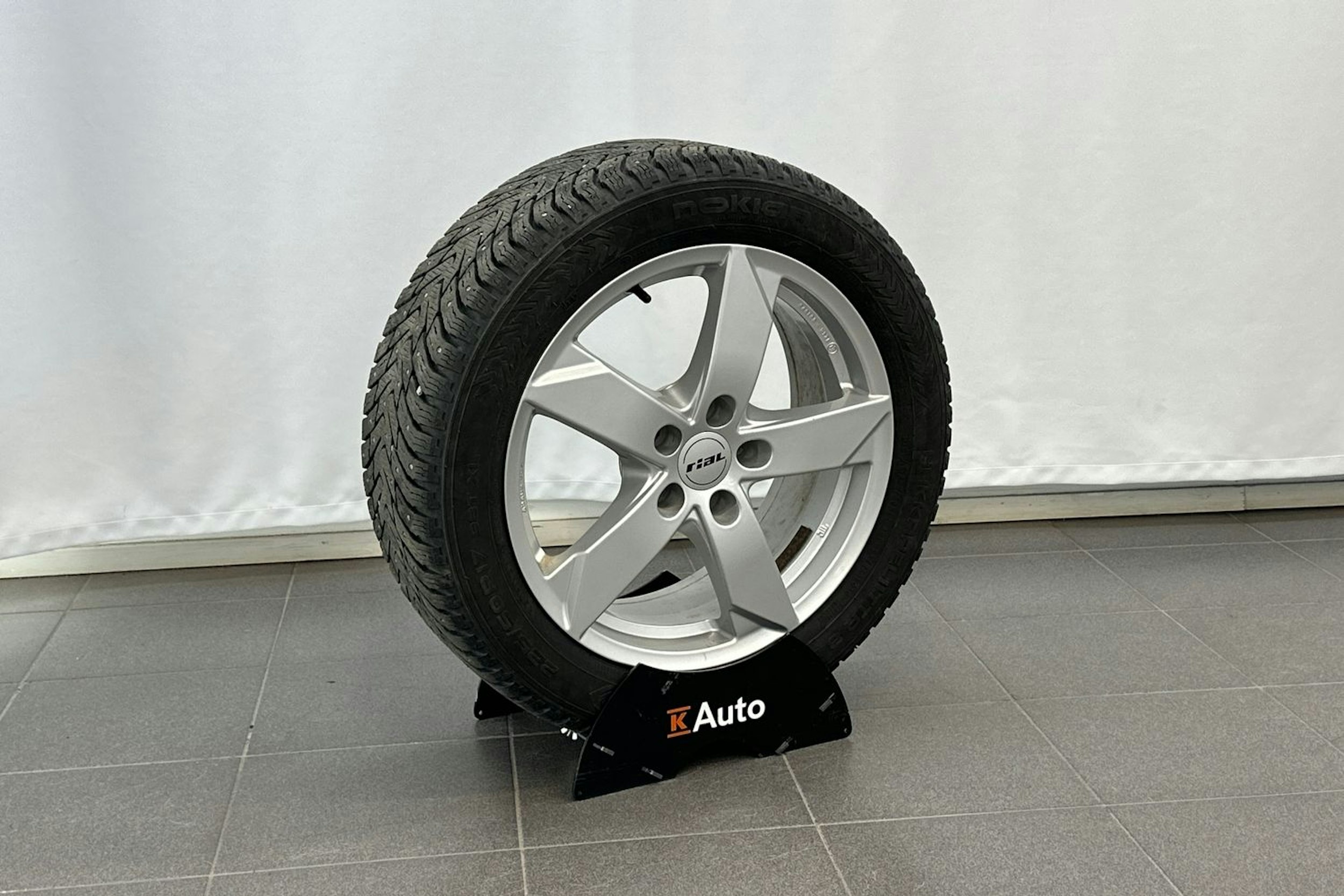 sininen Volvo V60 2021 kuva 14.