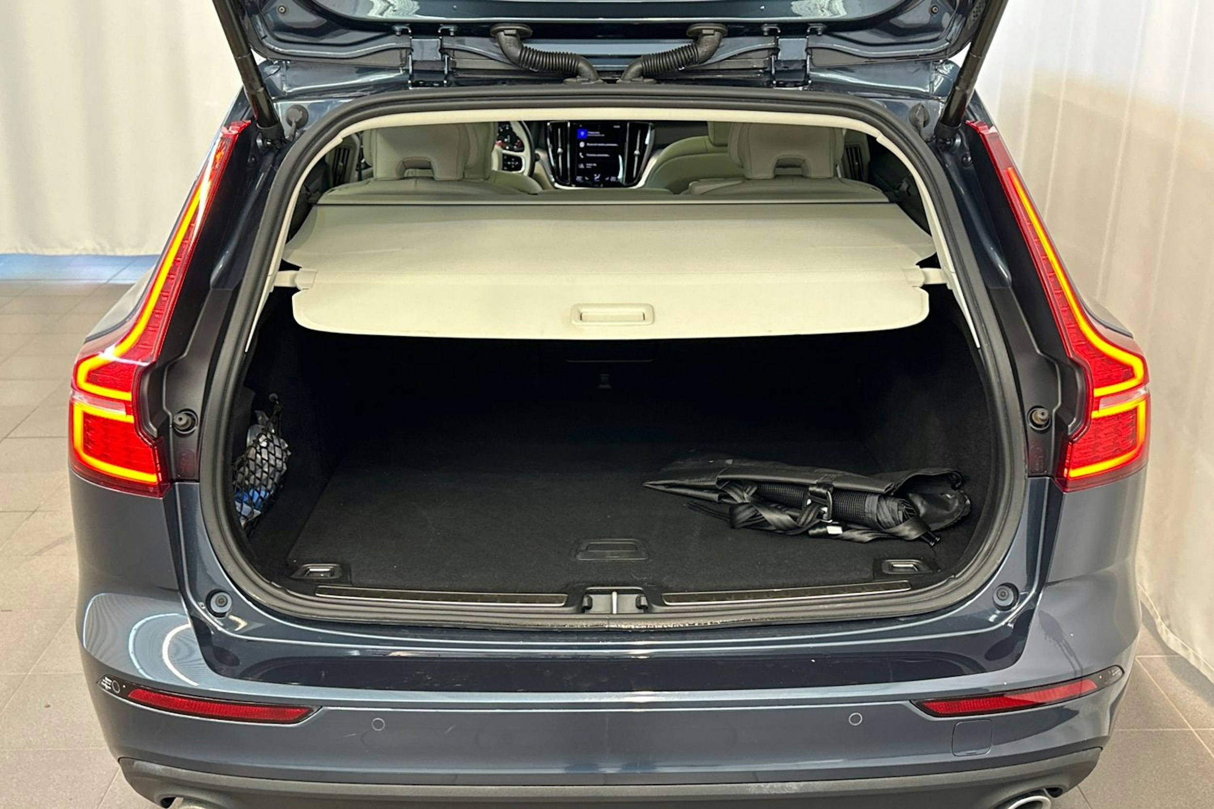 sininen Volvo V60 2021 kuva 16.