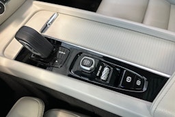 sininen Volvo V60 2021 kuva 24.