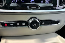 sininen Volvo V60 2021 kuva 25.