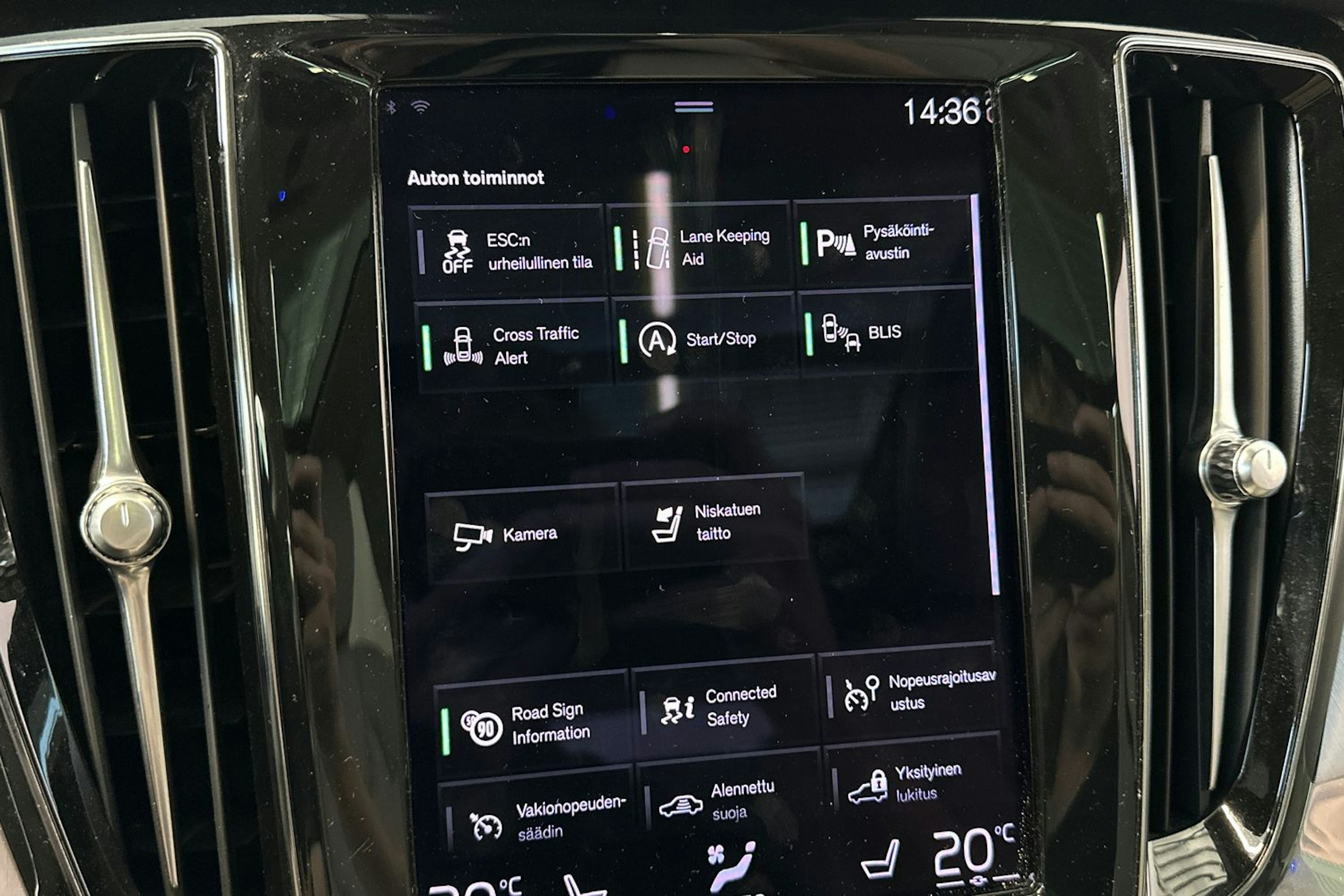 sininen Volvo V60 2021 kuva 27.