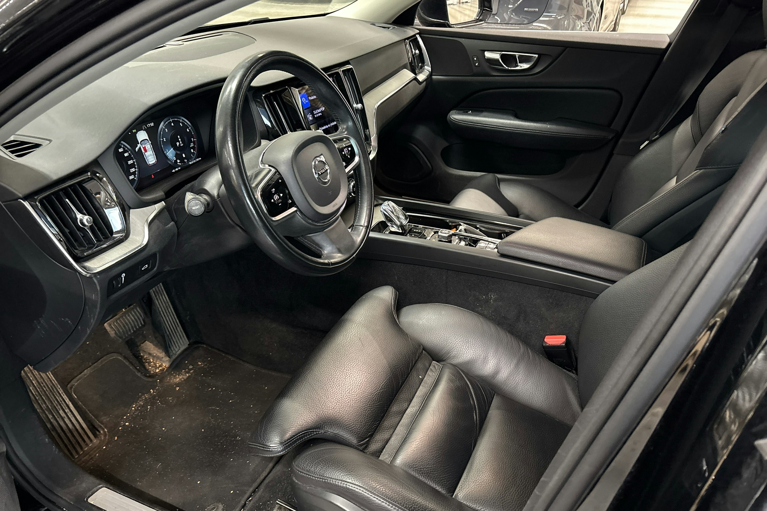 Musta Volvo V60 2021 kuva 3.
