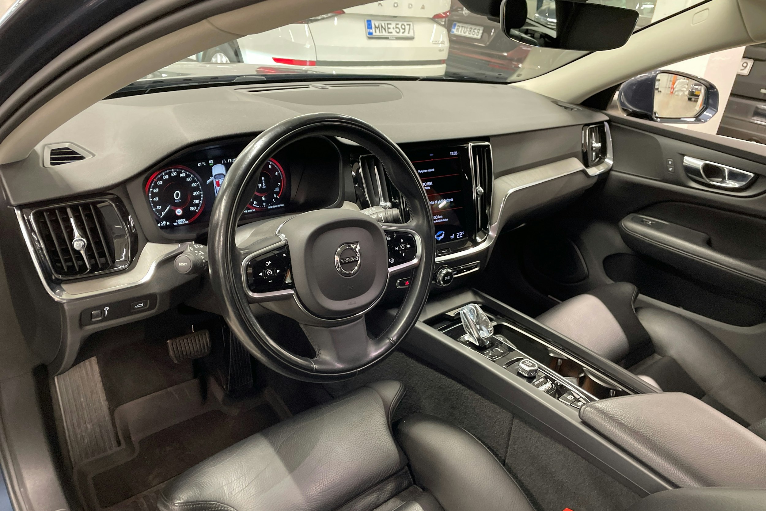 sininen Volvo V60 2021 kuva 6.