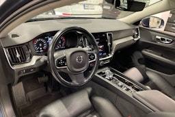 sininen Volvo V60 2021 kuva 6.