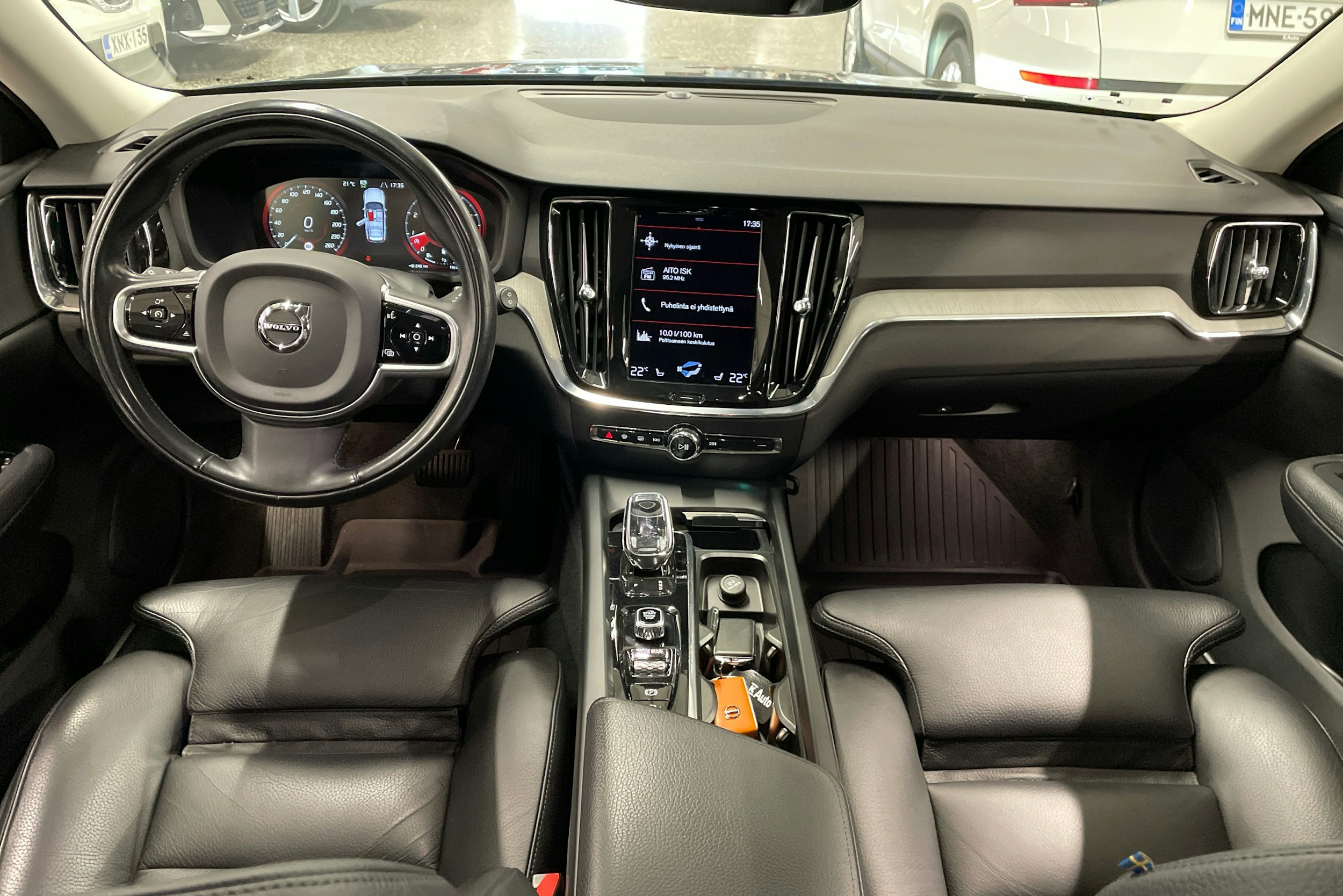 sininen Volvo V60 2021 kuva 7.