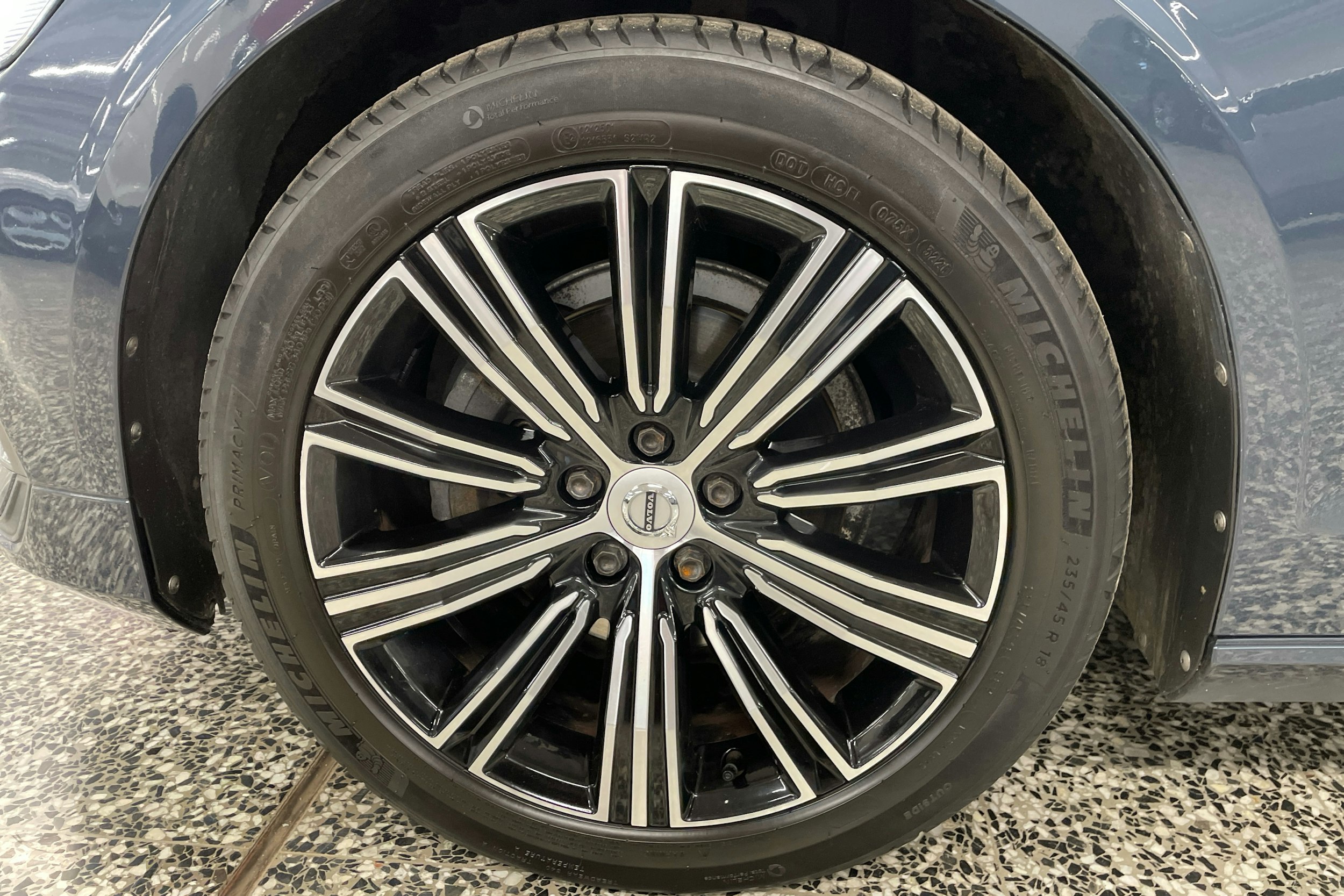 sininen Volvo V60 2021 kuva 9.
