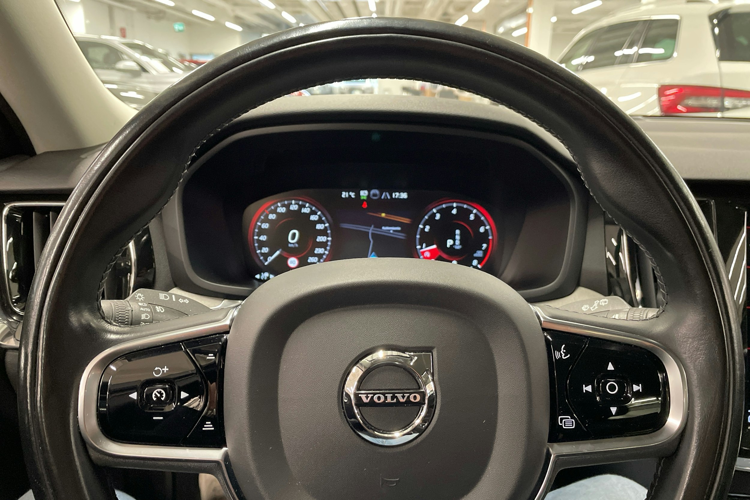 sininen Volvo V60 2021 kuva 14.