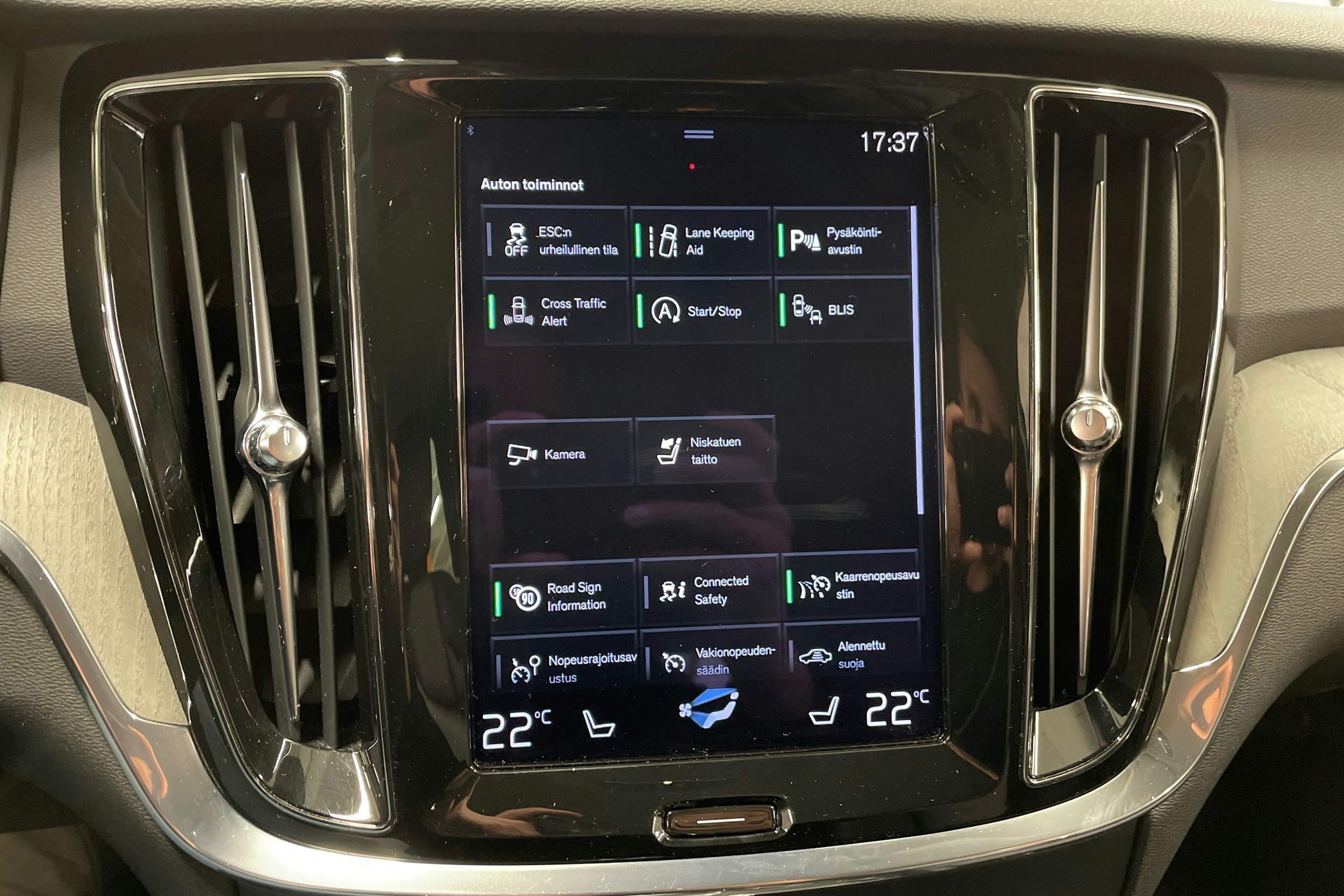 sininen Volvo V60 2021 kuva 17.