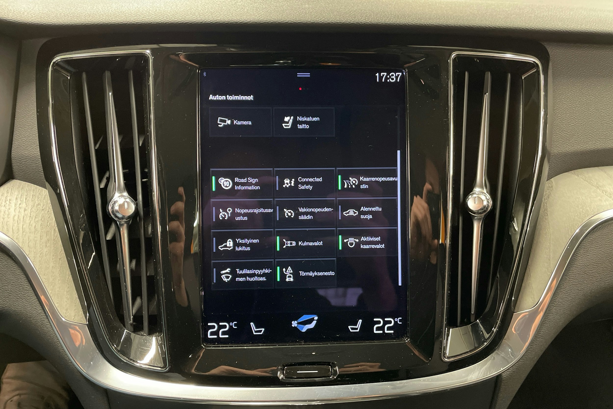 sininen Volvo V60 2021 kuva 18.