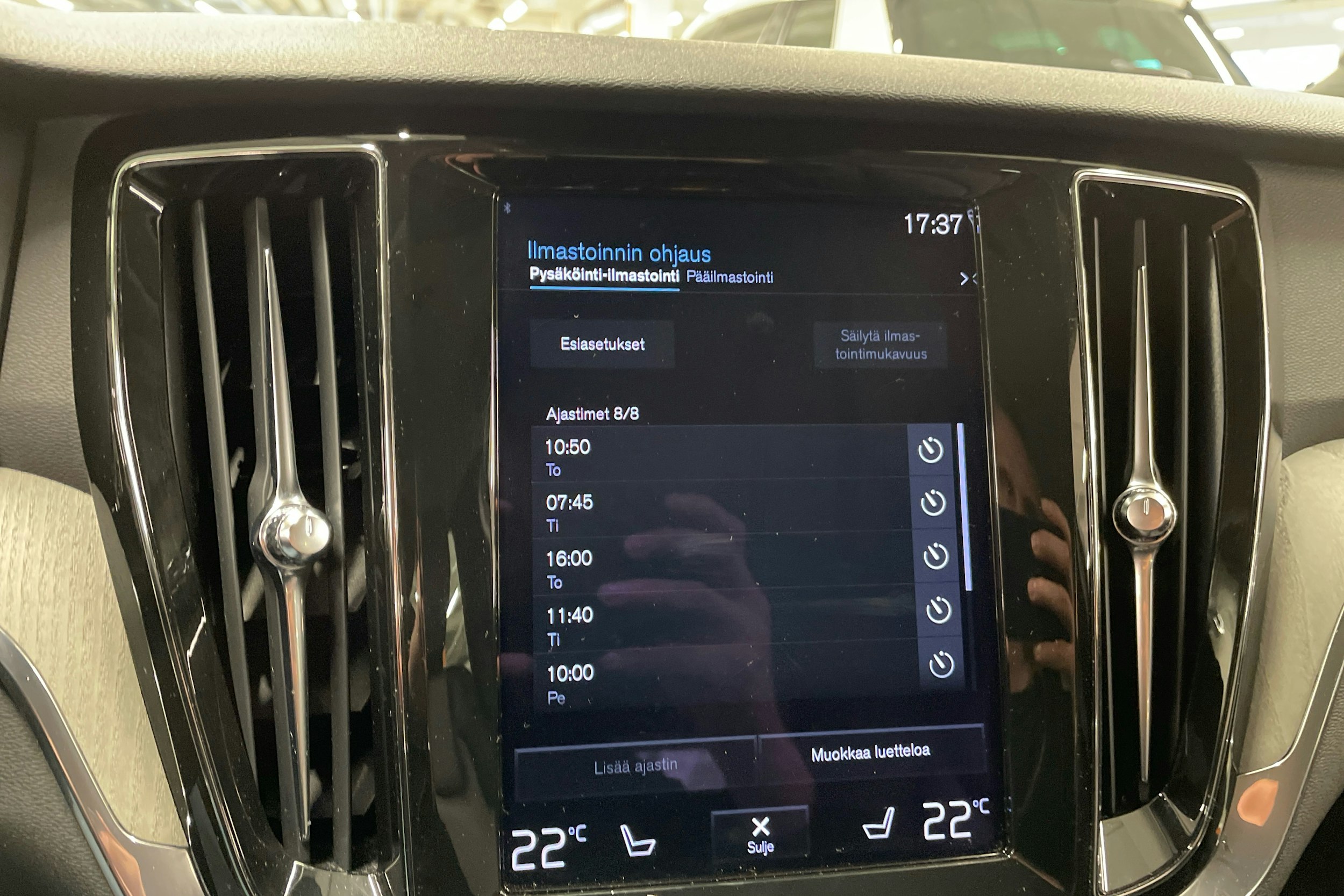 sininen Volvo V60 2021 kuva 19.