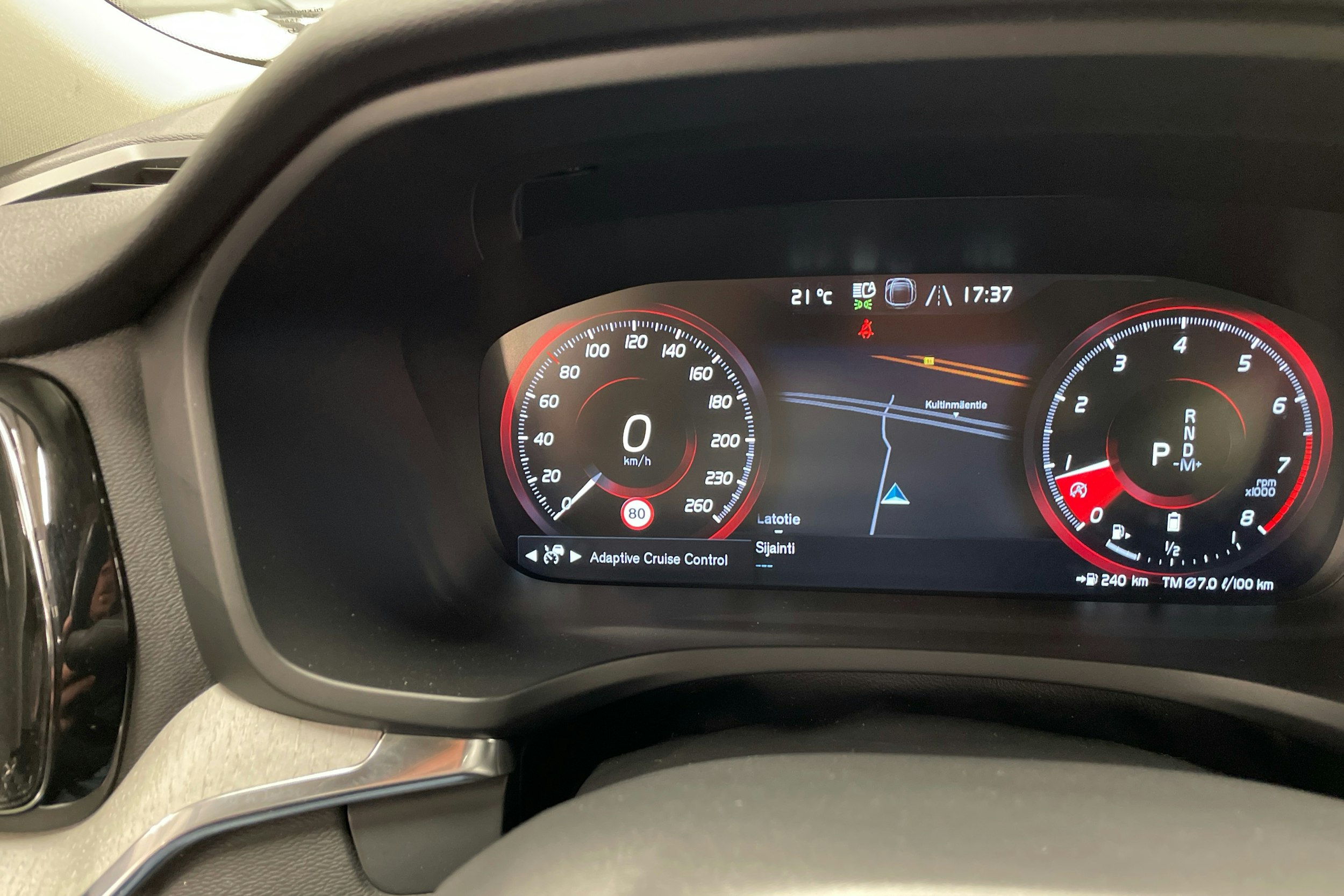 sininen Volvo V60 2021 kuva 20.