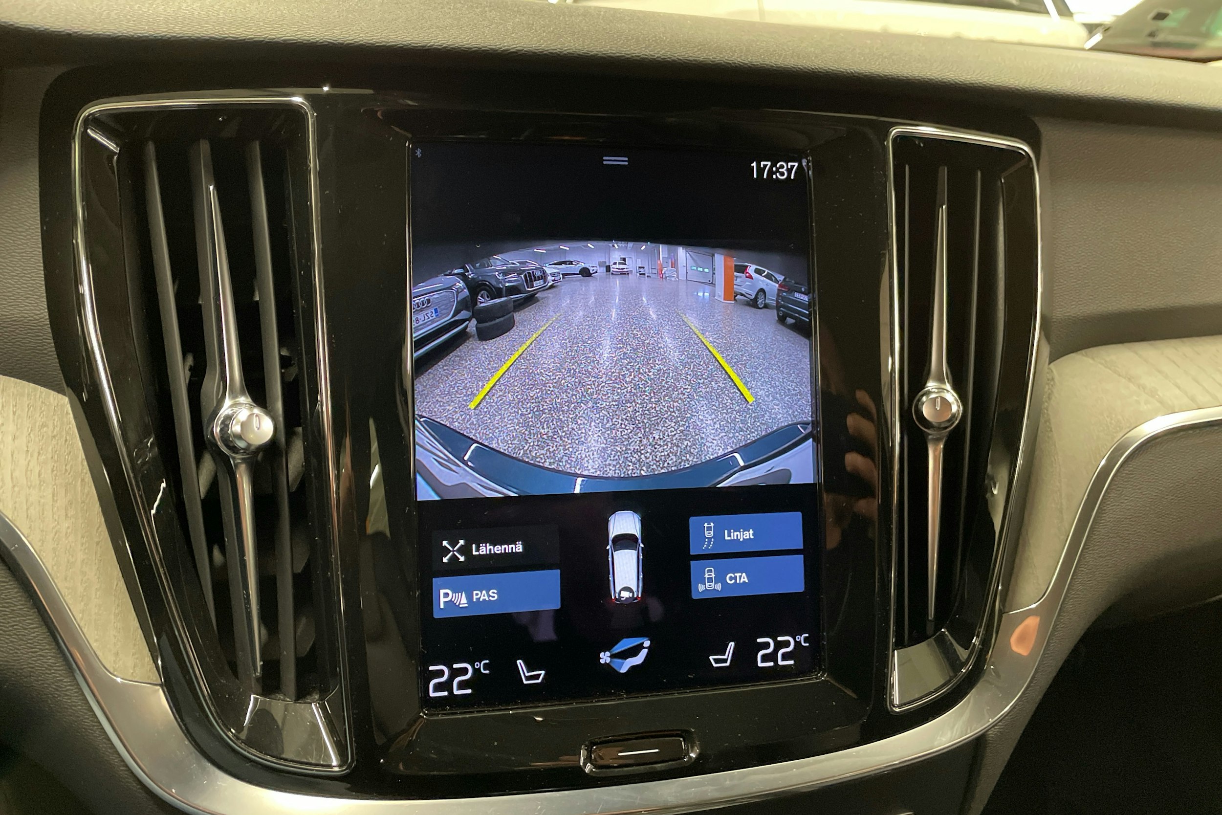 sininen Volvo V60 2021 kuva 21.
