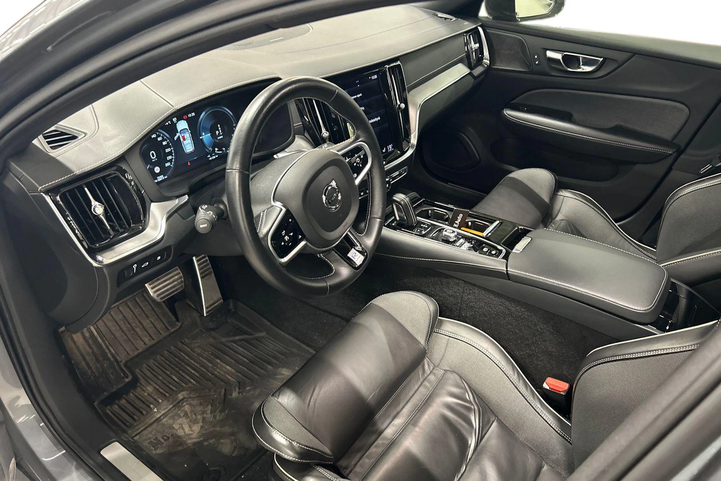 harmaa Volvo V60 2021 kuva 3.