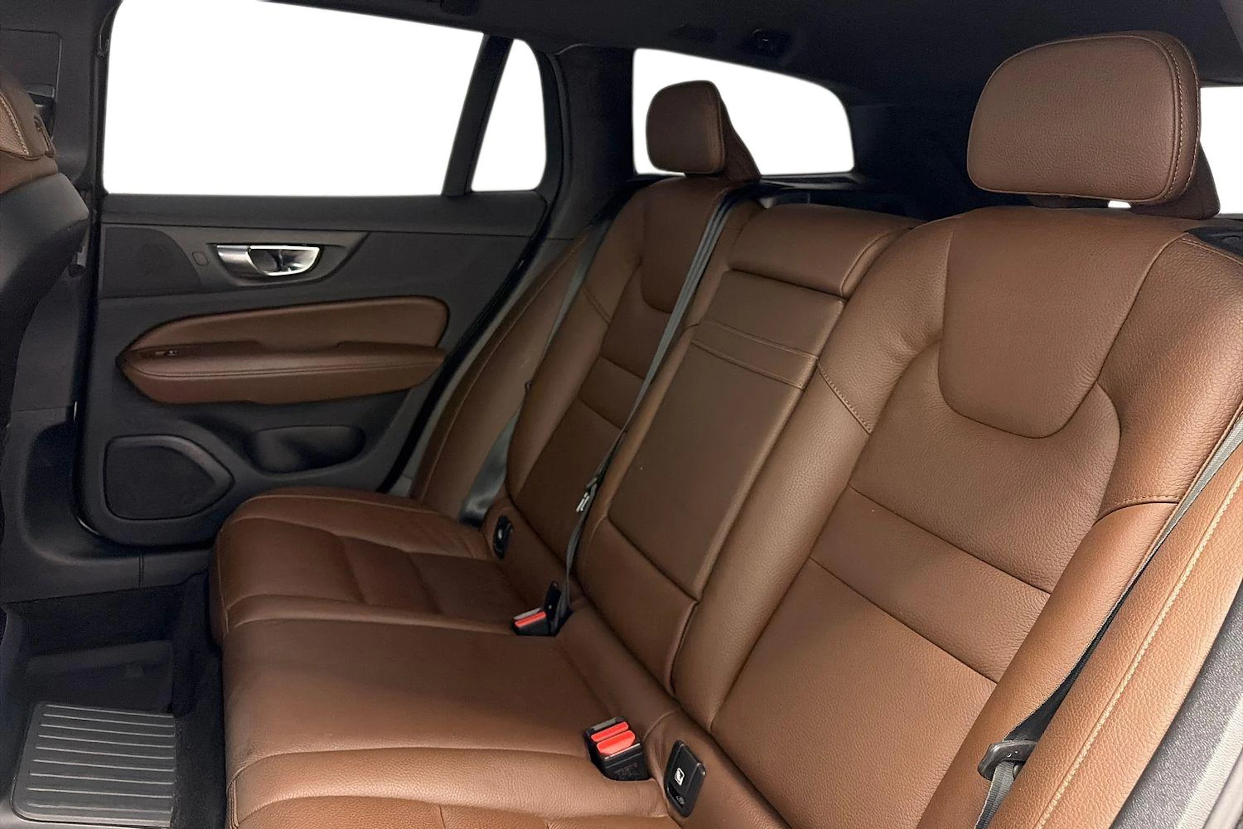 valkoinen Volvo V60 2021 kuva 11.