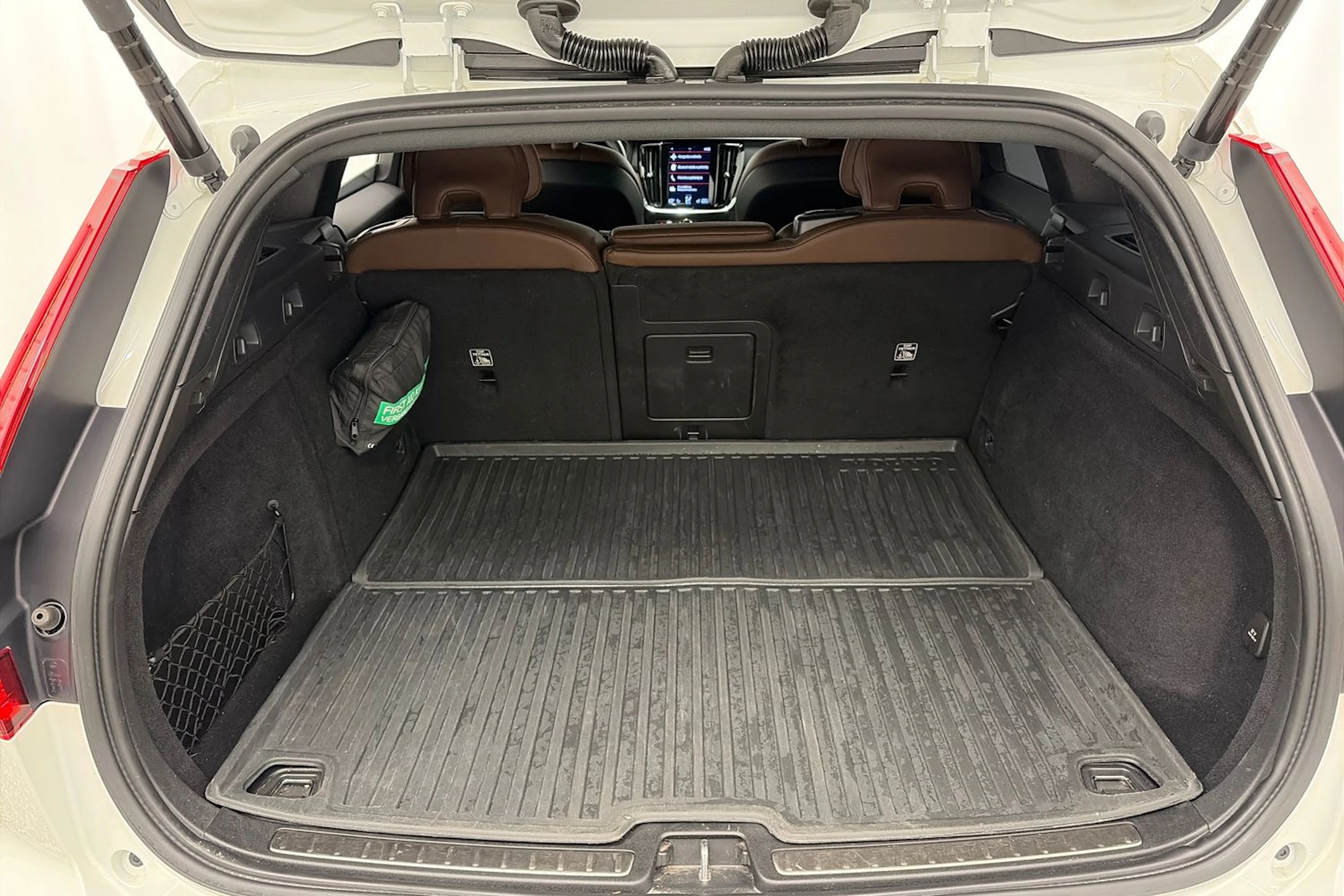 valkoinen Volvo V60 2021 kuva 13.