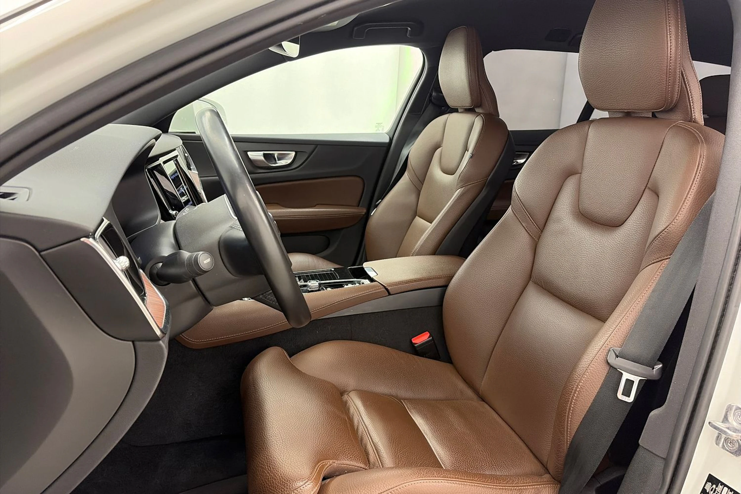 valkoinen Volvo V60 2021 kuva 17.
