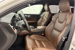 valkoinen Volvo V60 2021 kuva 17.
