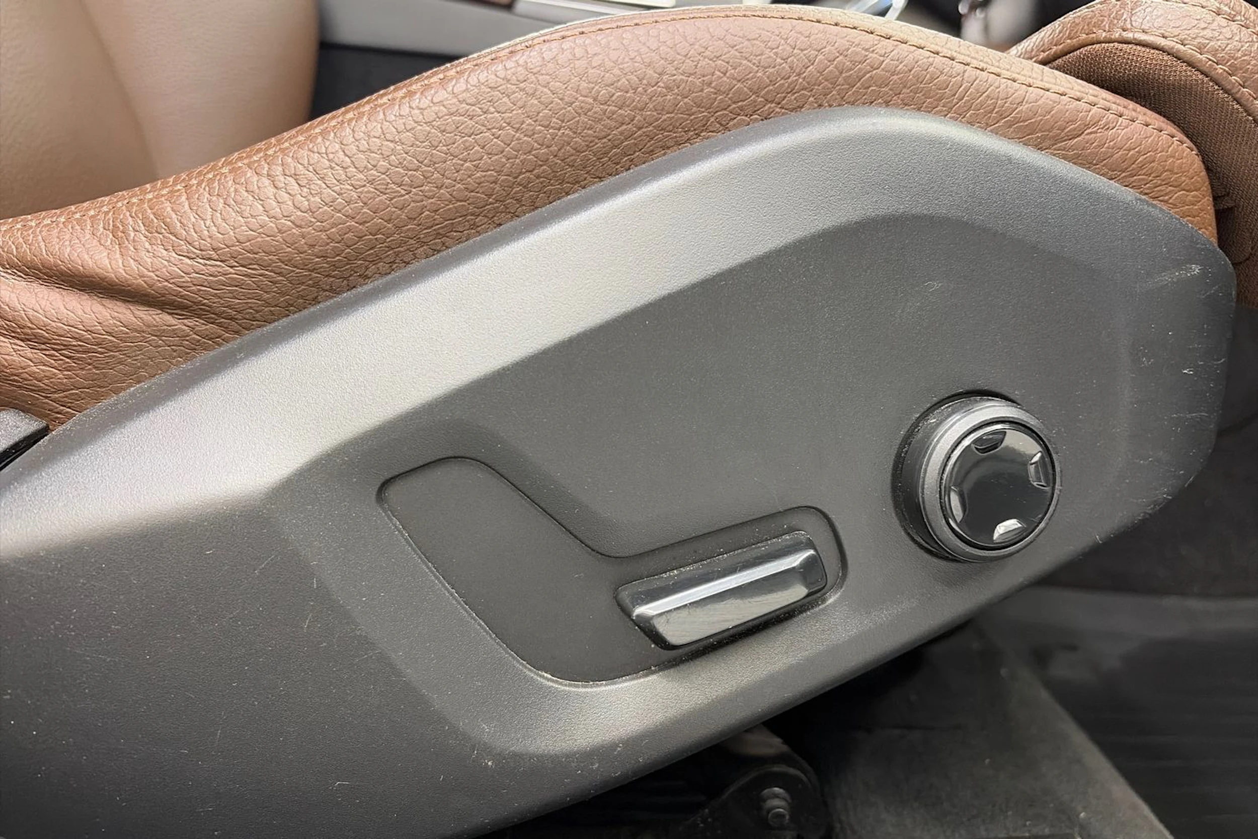 valkoinen Volvo V60 2021 kuva 19.