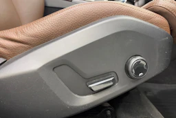 valkoinen Volvo V60 2021 kuva 19.