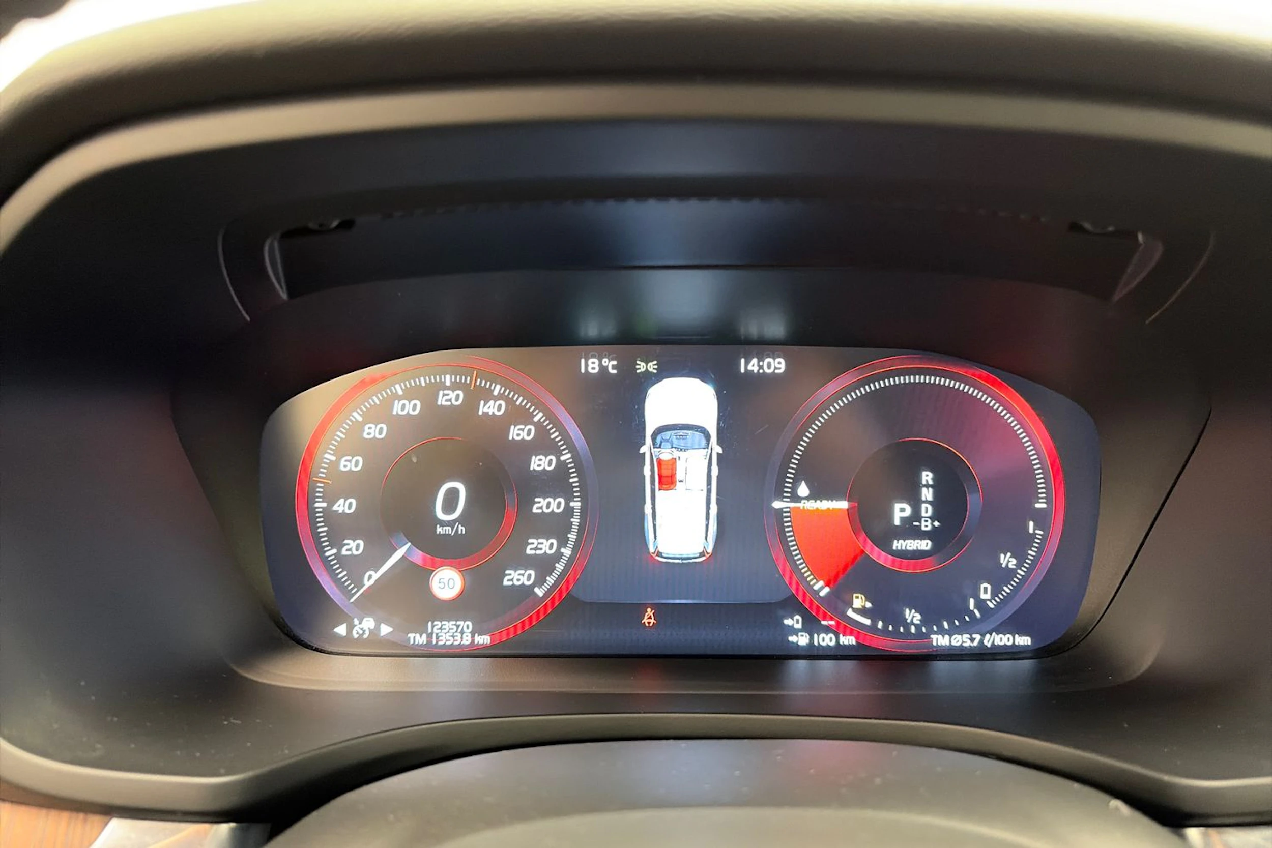 valkoinen Volvo V60 2021 kuva 20.