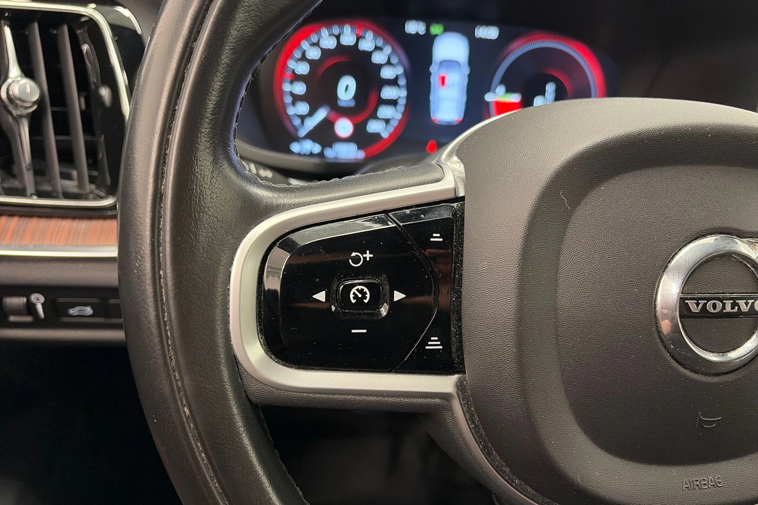 valkoinen Volvo V60 2021 kuva 21.