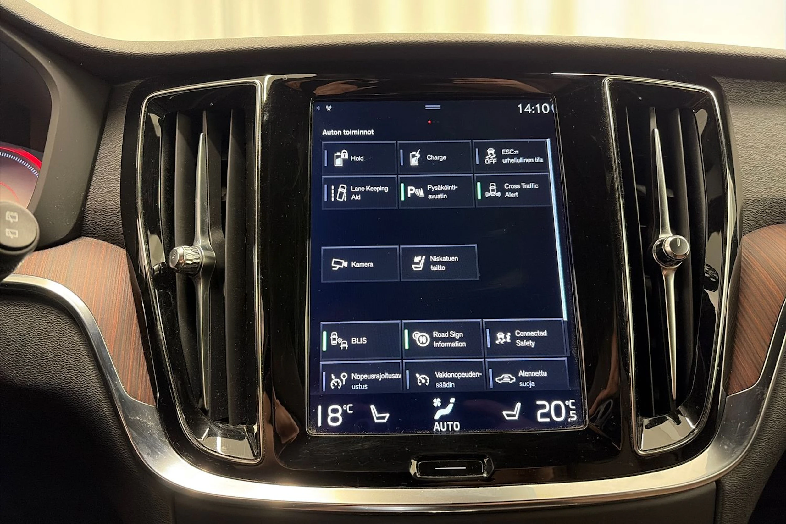 valkoinen Volvo V60 2021 kuva 24.
