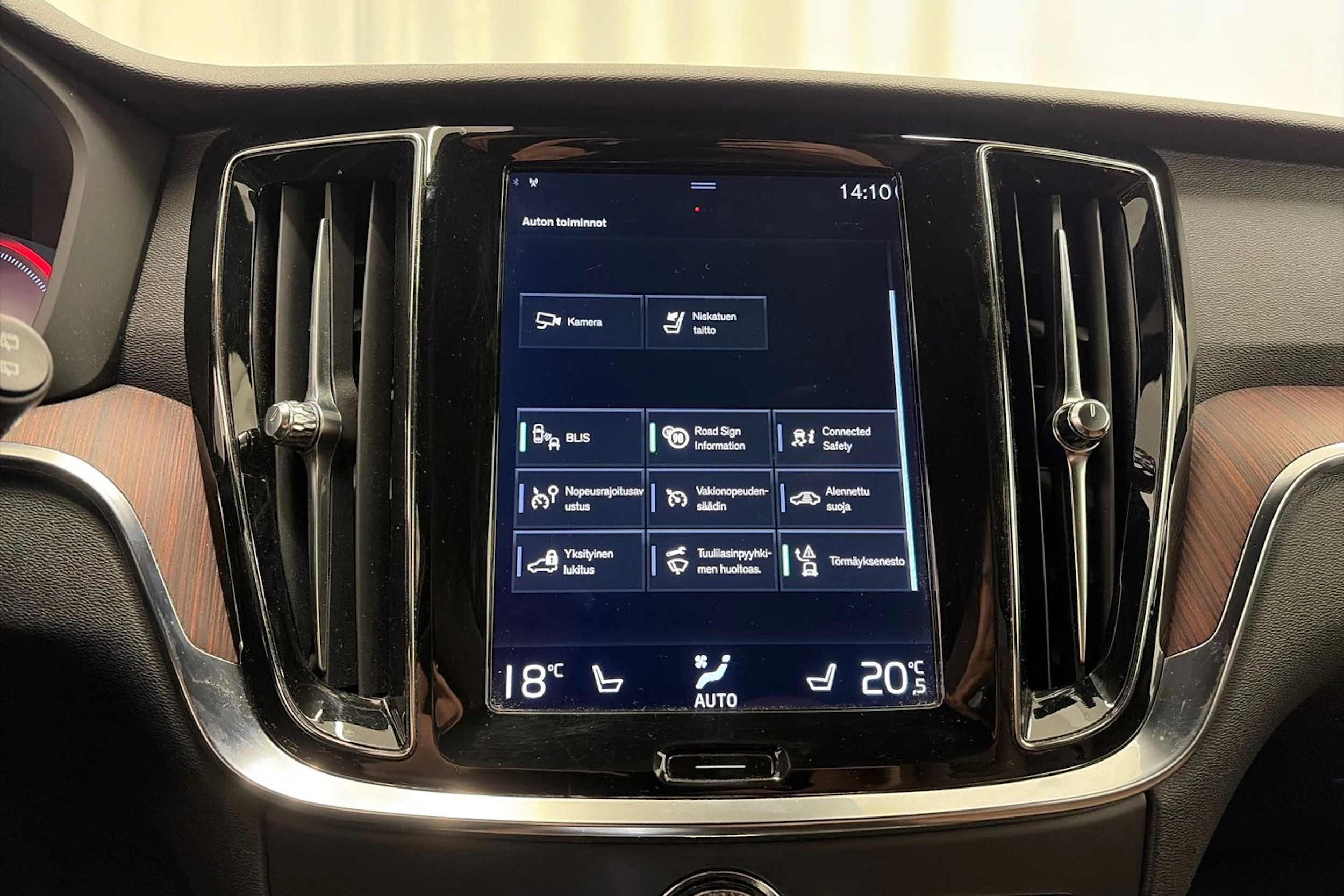 valkoinen Volvo V60 2021 kuva 25.