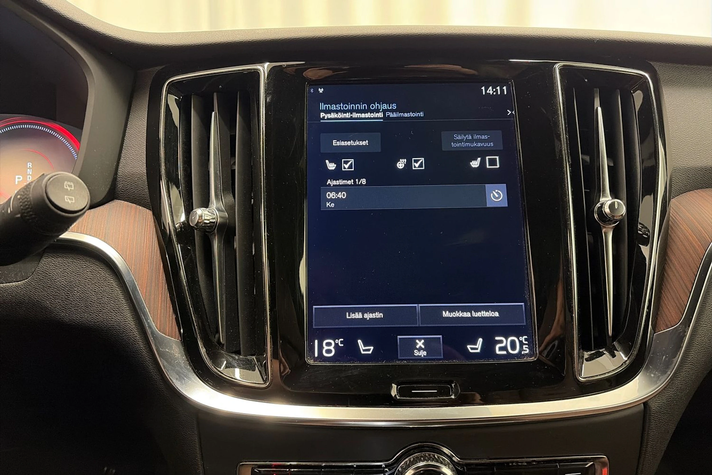 valkoinen Volvo V60 2021 kuva 29.