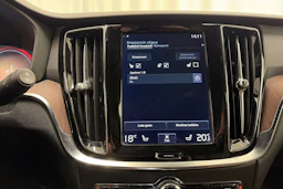 valkoinen Volvo V60 2021 kuva 29.