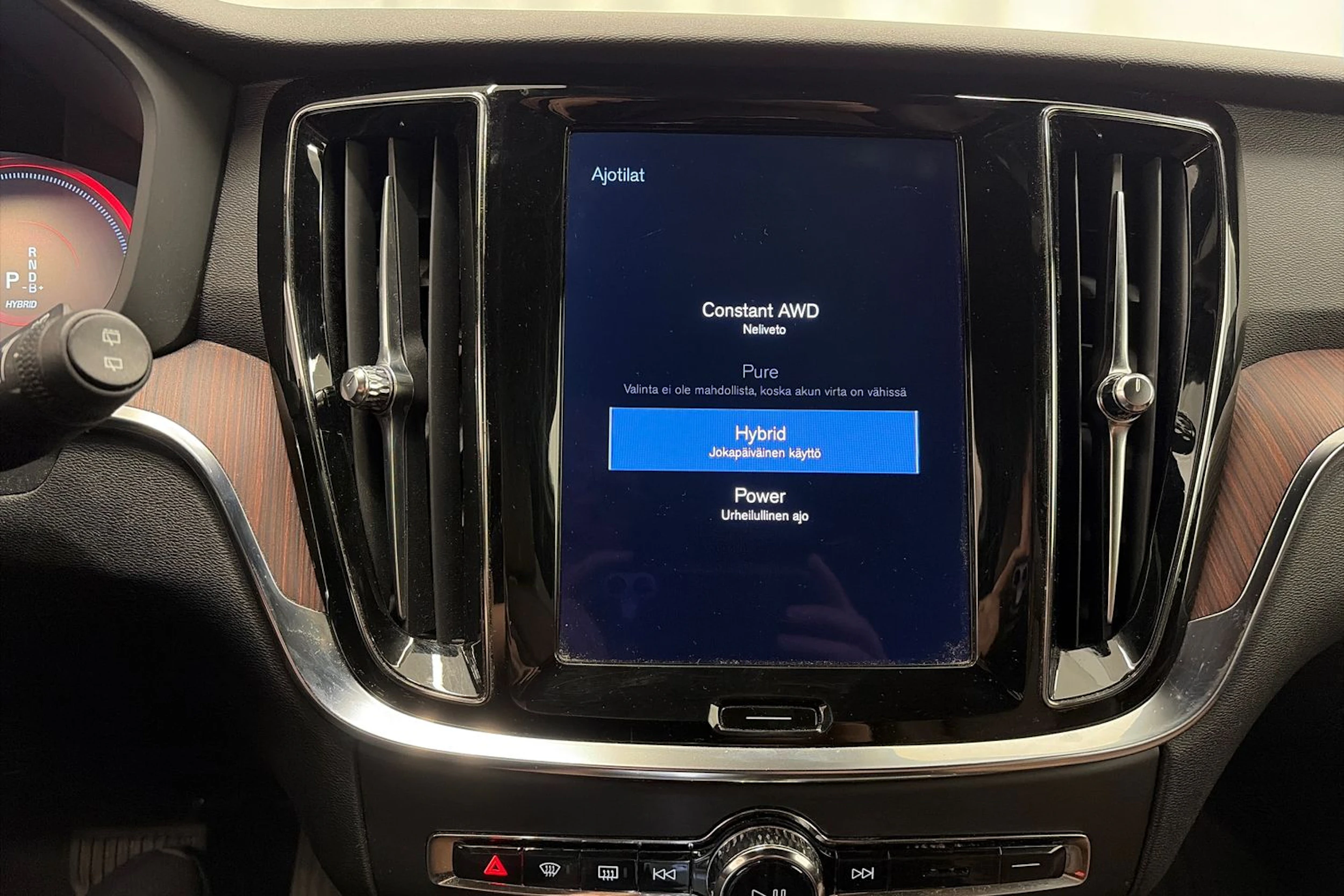 valkoinen Volvo V60 2021 kuva 30.
