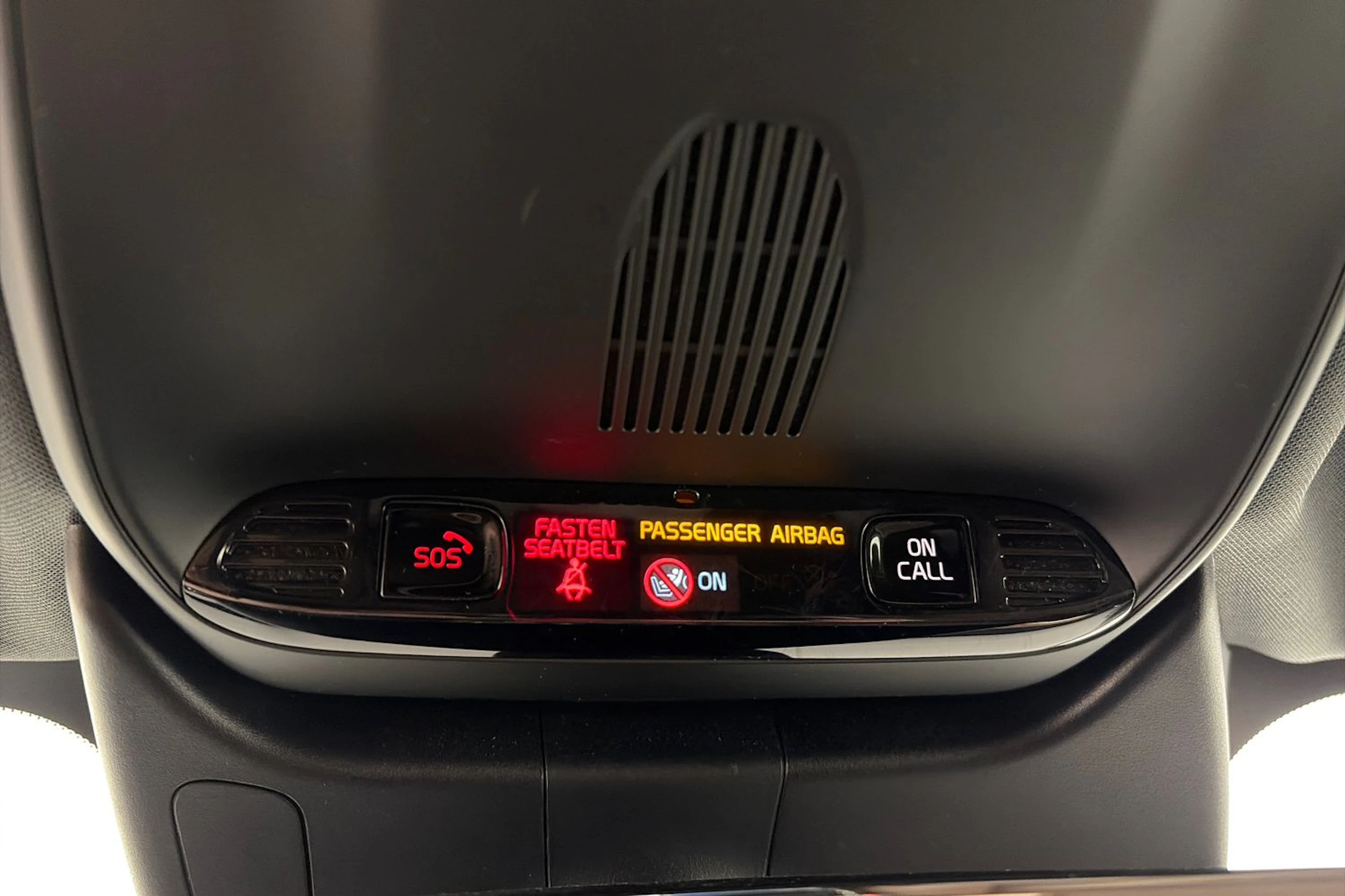 valkoinen Volvo V60 2021 kuva 31.