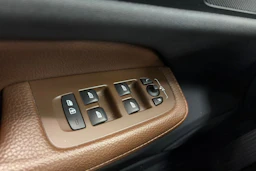 valkoinen Volvo V60 2021 kuva 32.
