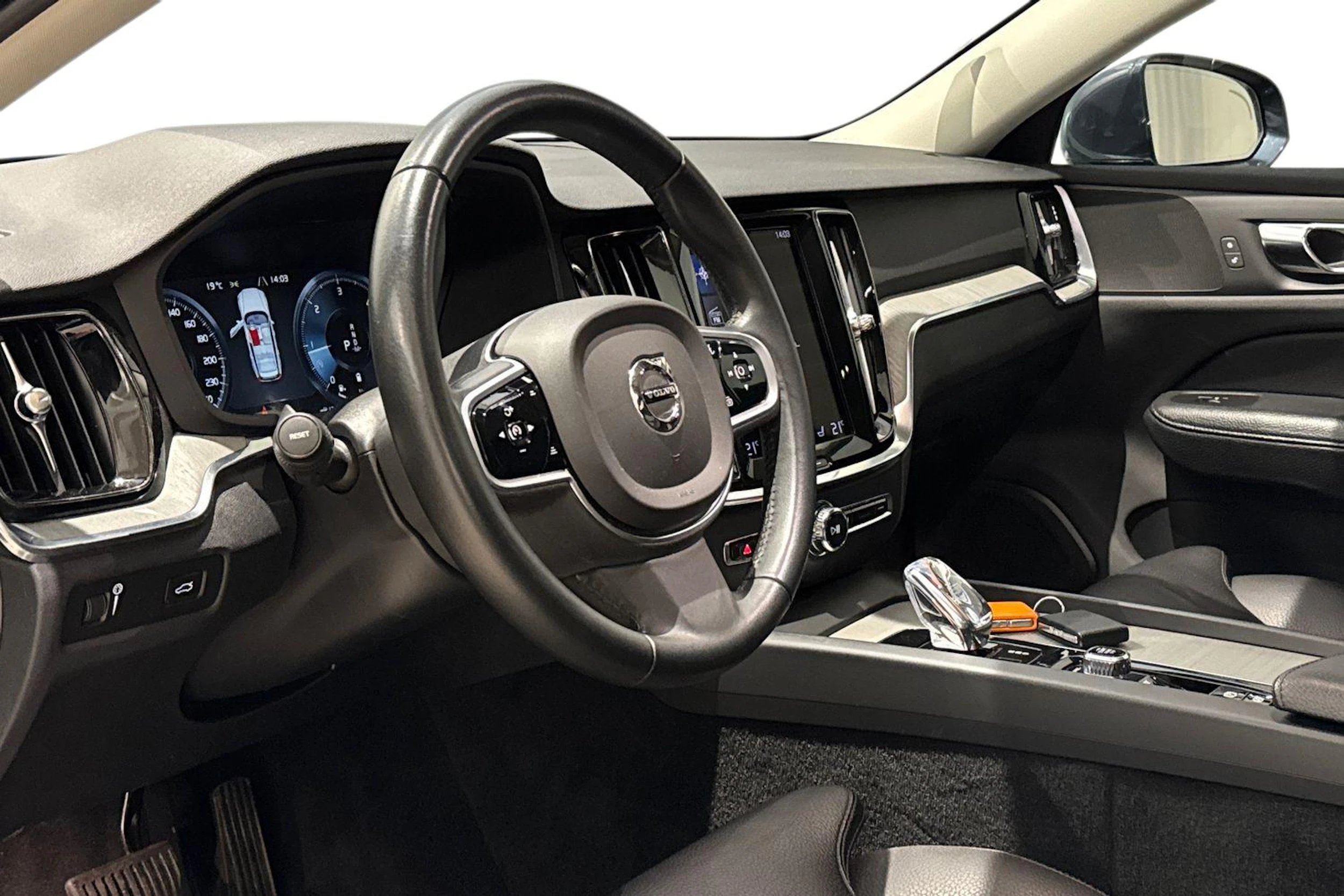 sininen Volvo V60 2021 kuva 6.