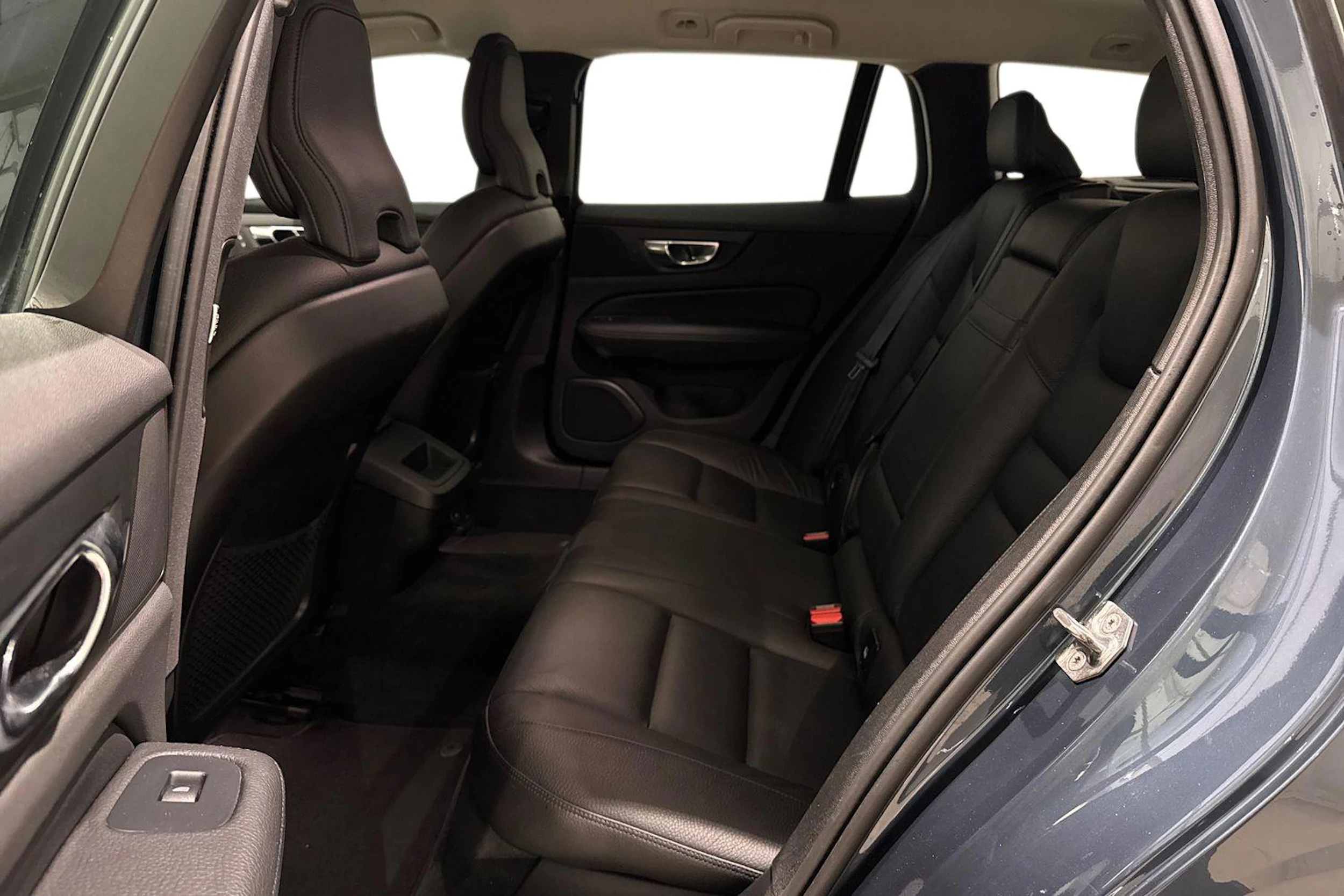 sininen Volvo V60 2021 kuva 8.