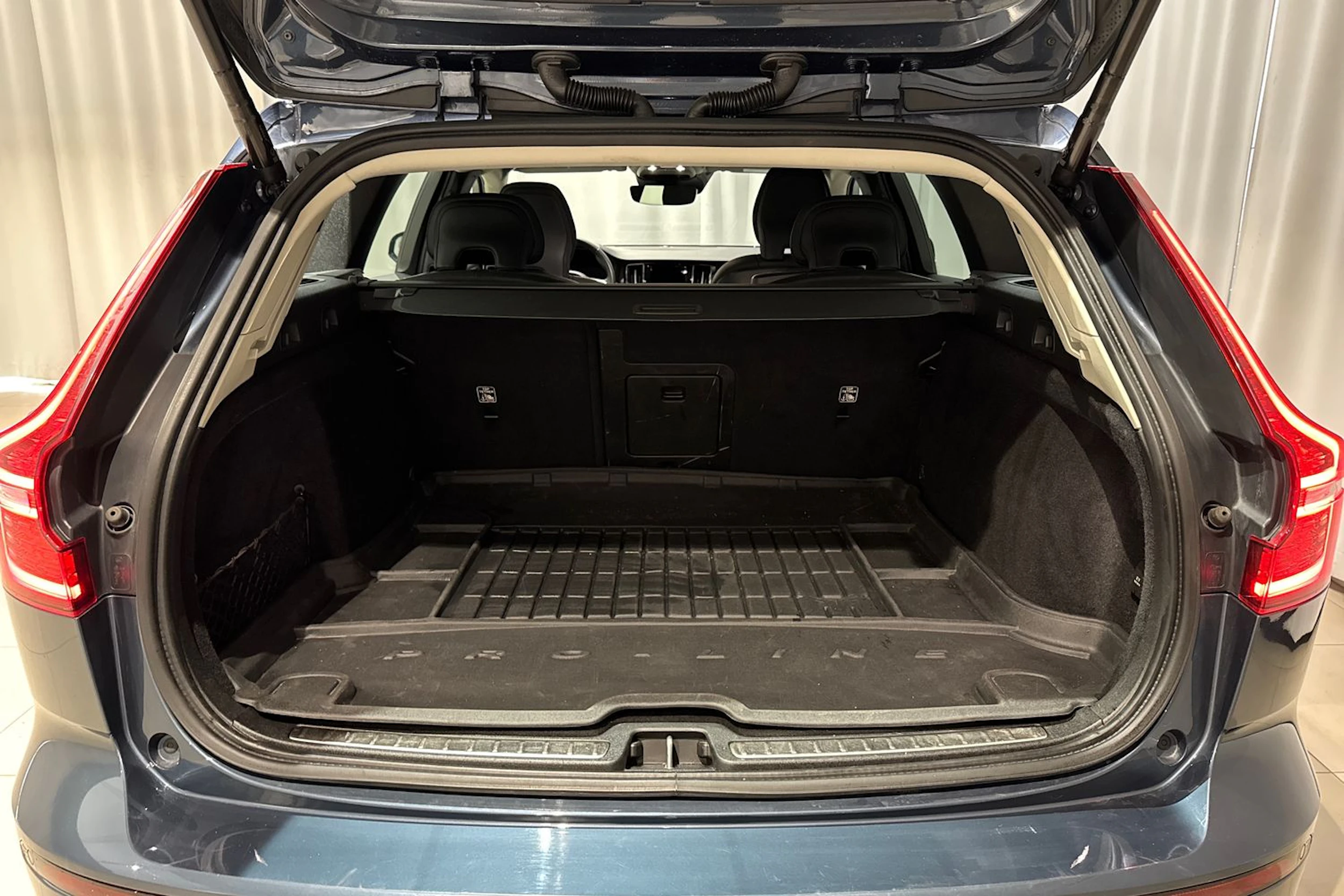 sininen Volvo V60 2021 kuva 12.
