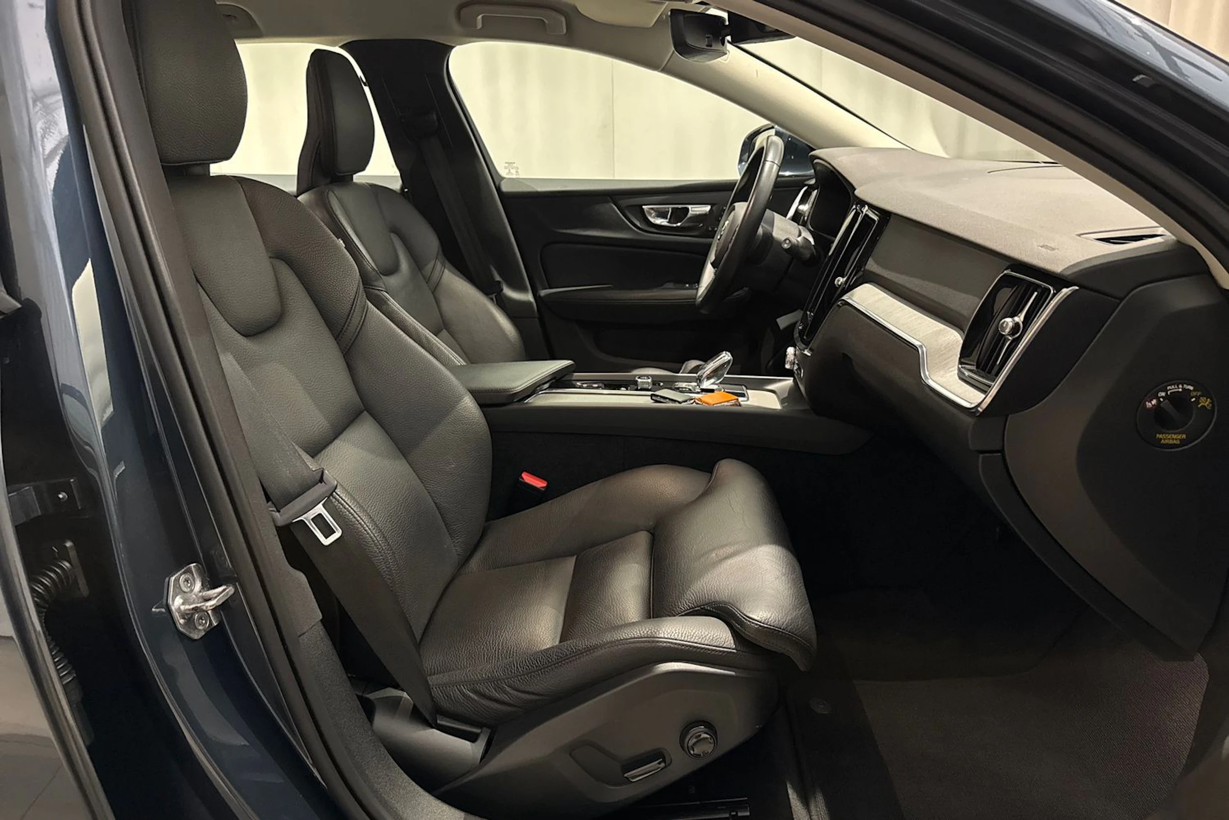 sininen Volvo V60 2021 kuva 16.