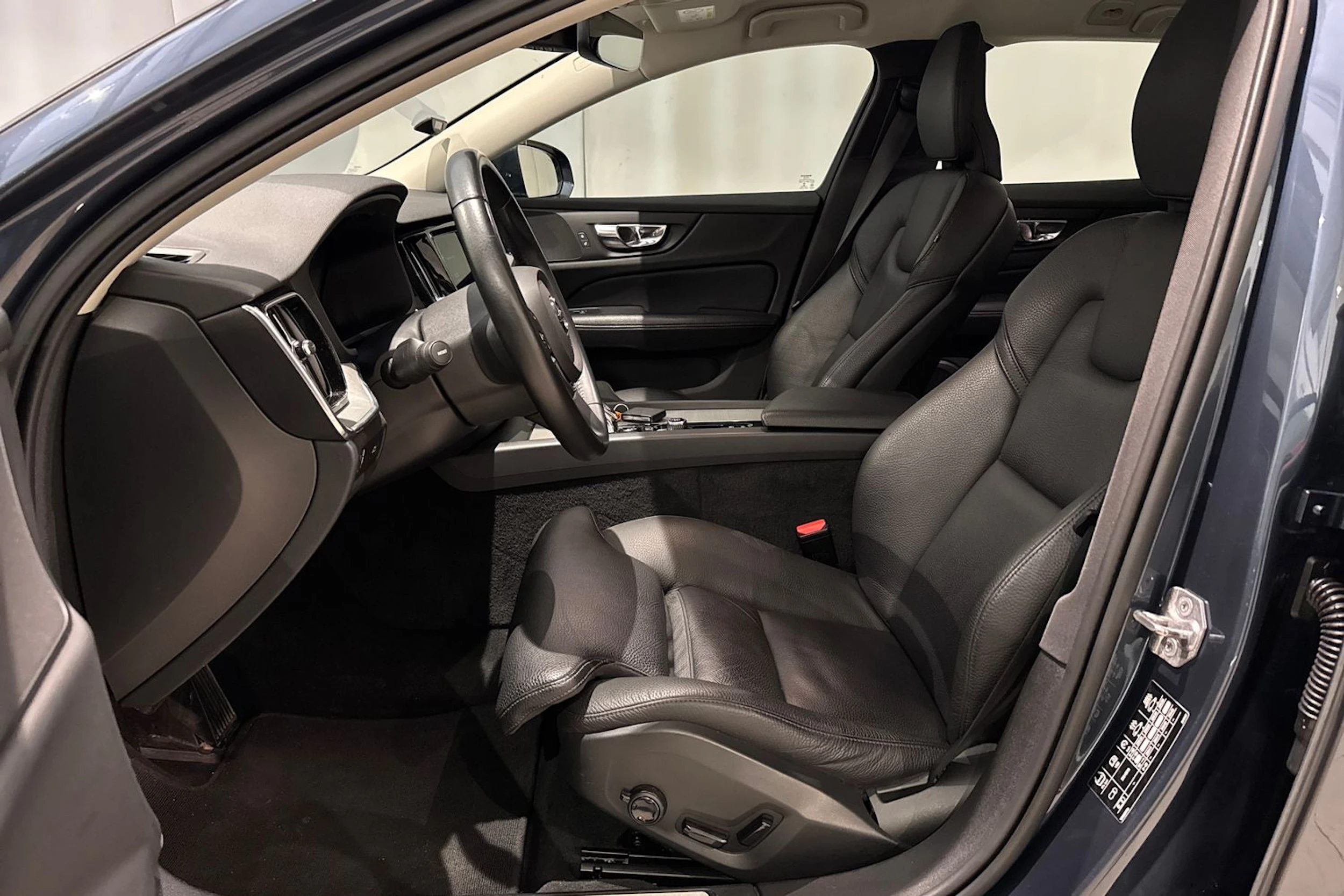 sininen Volvo V60 2021 kuva 17.