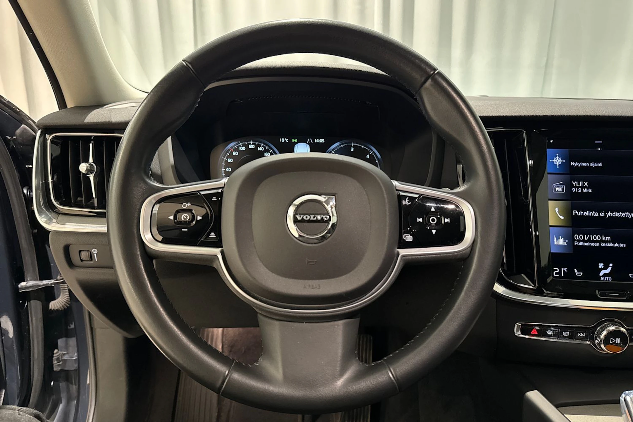 sininen Volvo V60 2021 kuva 19.