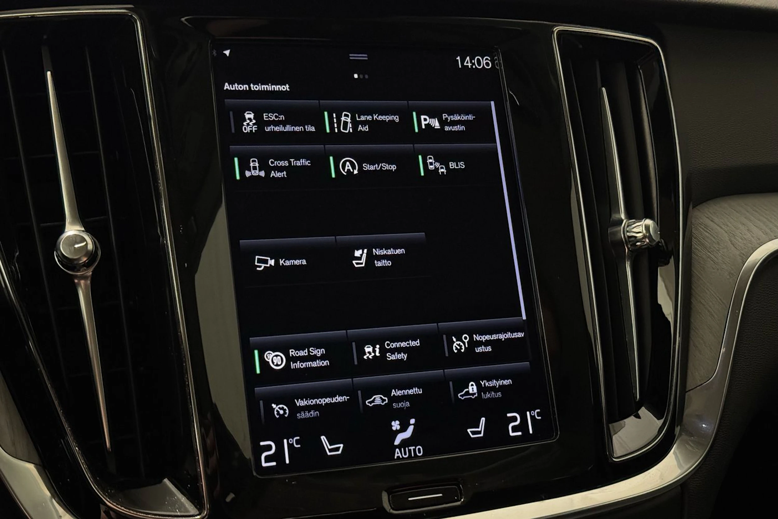 sininen Volvo V60 2021 kuva 23.