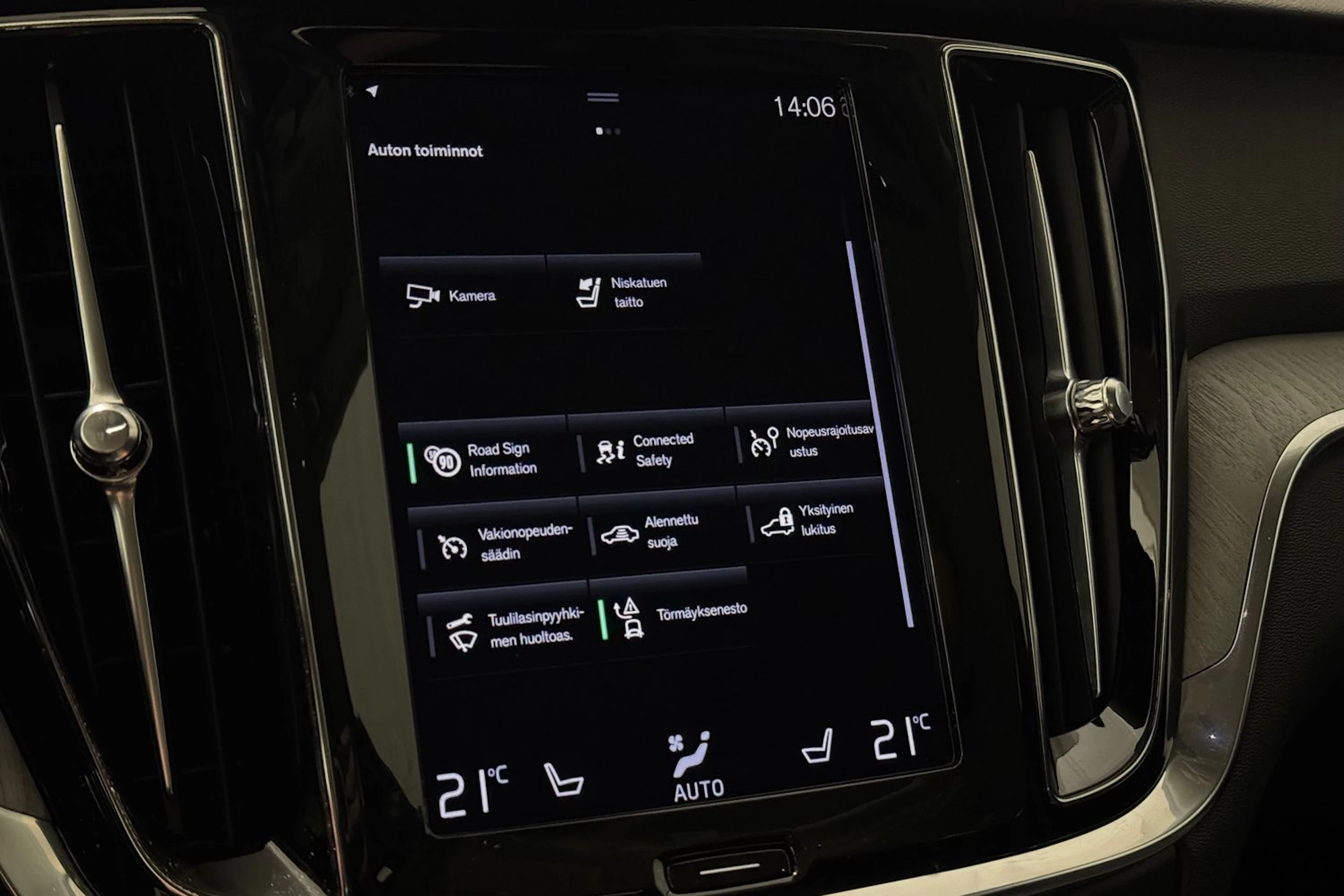 sininen Volvo V60 2021 kuva 24.