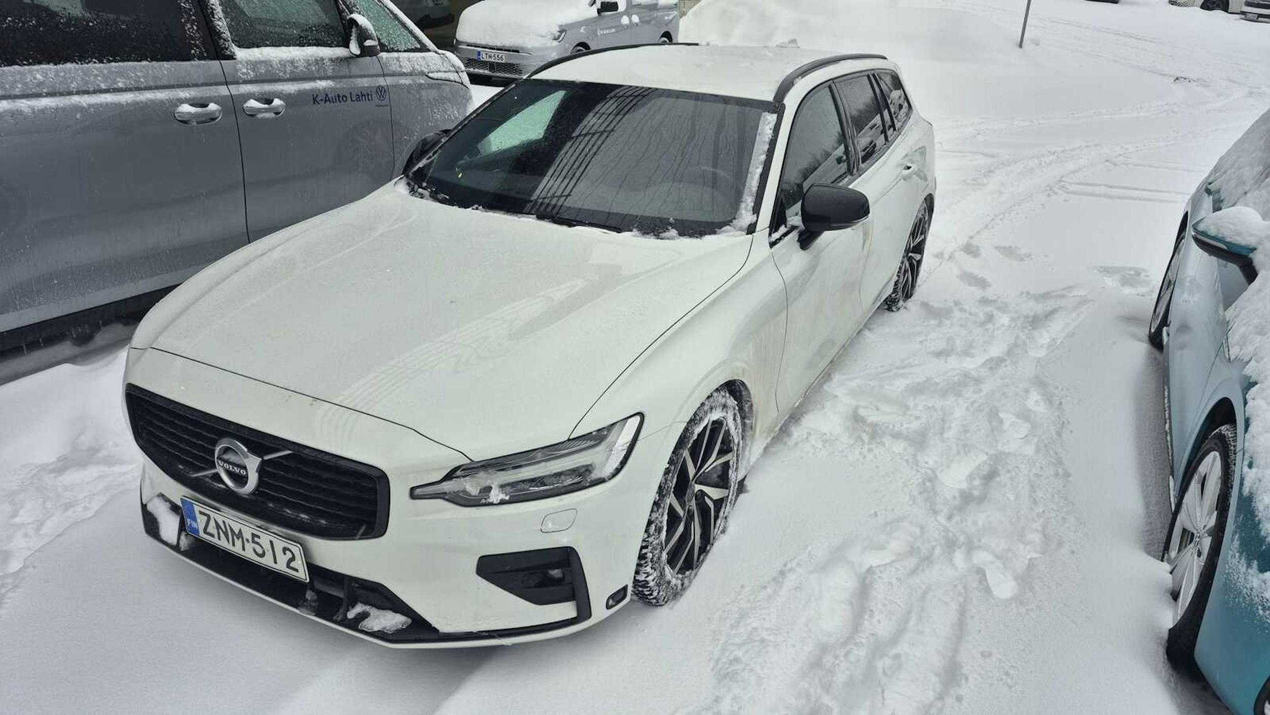 valkoinen Volvo V60 2021 kuva 1.