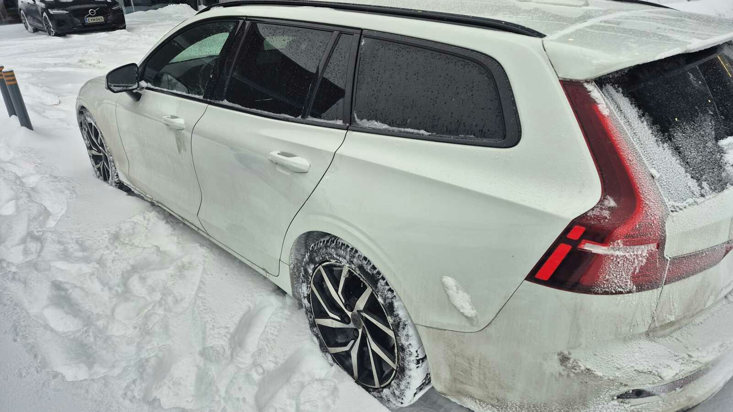 valkoinen Volvo V60 2021 kuva 2.